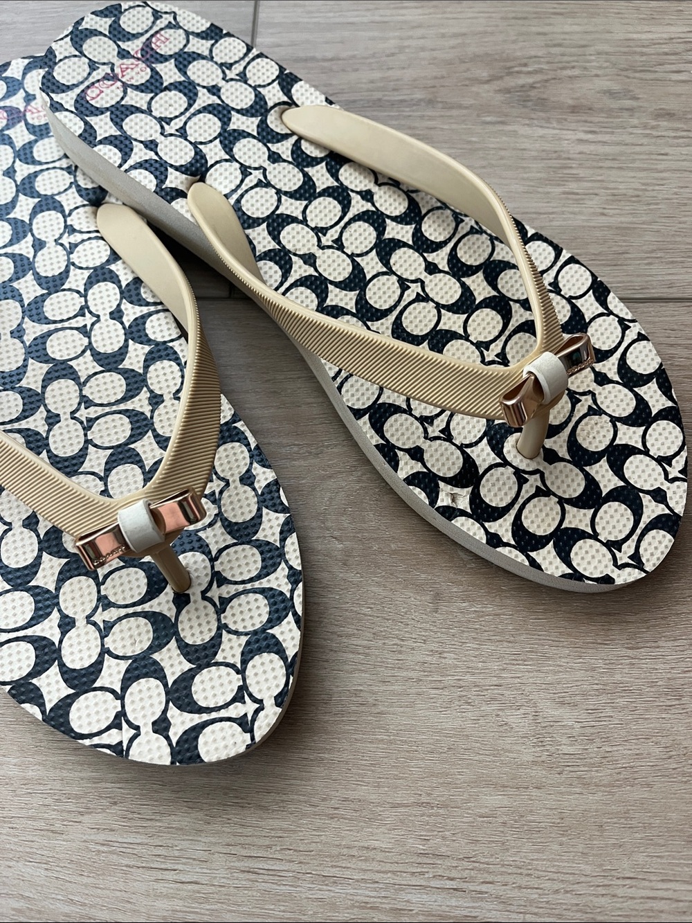 Coach Amel Signature C Flip Flops - Picture 3 of 8
